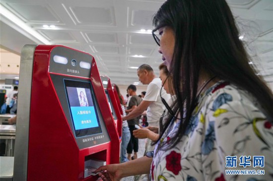 ��ͼƬ���£���4��������վ����Ա������������բ��Ϊ��