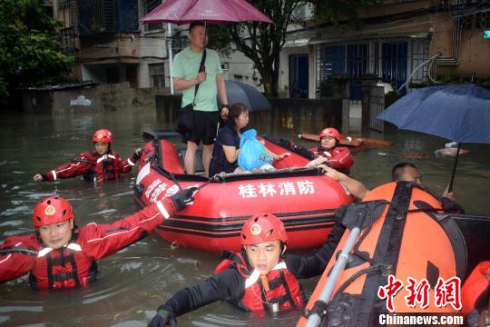 强降雨致广西桂林多地内涝 消防紧急营救数百人