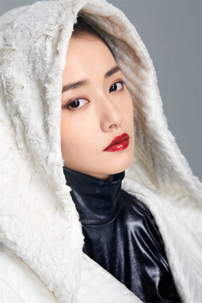 柴碧云黑白双色写真 搭配复古耳饰更显曼妙优雅
