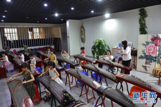 （图片故事）（11）“音乐给了我梦想的翅膀”——轮椅上的古筝女孩