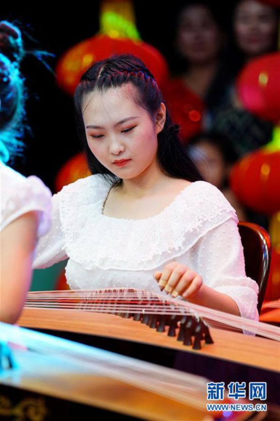 （圖片故事）（1）“音樂給了我夢想的翅膀”——輪椅上的古箏女孩
