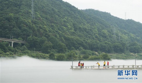 (社会)(1)浙江建德:江雾迷蒙好纳凉