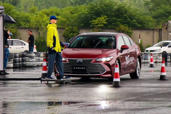 相比混动该选谁?体验一汽丰田亚洲龙汽油版