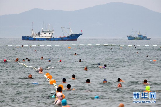 （社会）（1）青岛：清理海滩迎客来