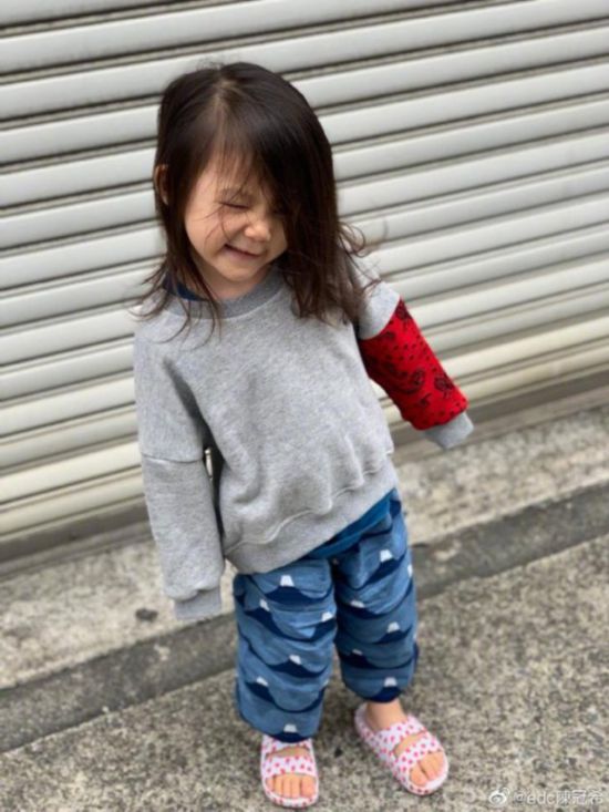 是寵女狂魔沒錯了!陳冠希隔空表白女兒