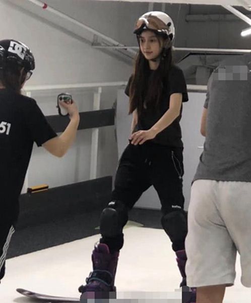 7月19日,小海绵粉丝后援会发布了最新照片,angelababy和儿子小海绵
