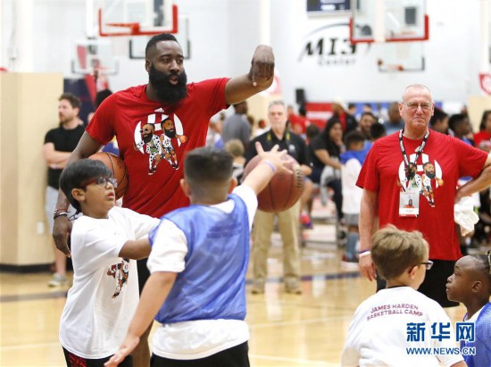 (体育)(2)篮球——NBA:哈哈登举行社区篮球锻炼营
