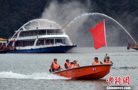 福建举行水上突发事件应急救援综合演练