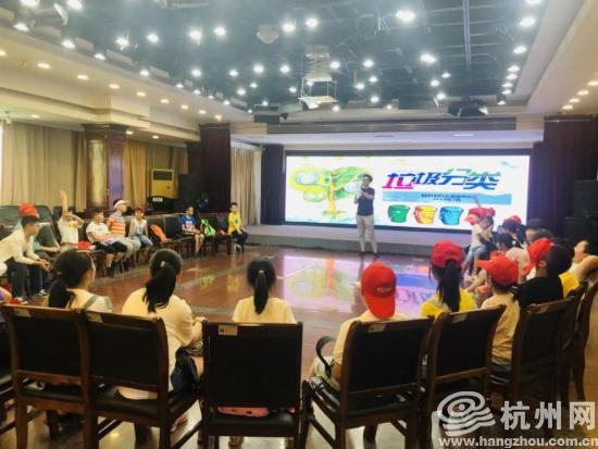 “小候鸟”来杭团聚父母 杭州“娘家人”开心陪伴