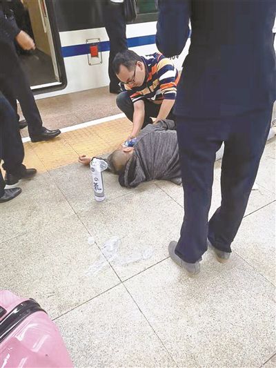 两年后同一天 谢大夫在高铁上再救人