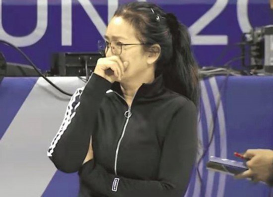 53岁巩俐为新戏现身女排集训紧盯郎平认真做笔记