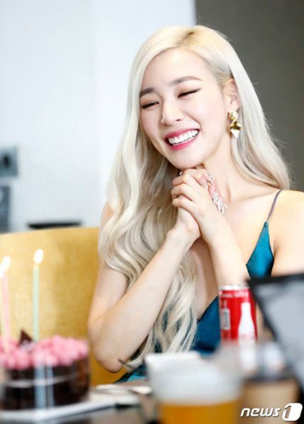 少女时代重聚为Tiffany庆生八人亲密合影幸福微笑