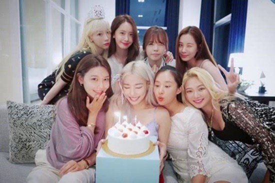 少女时代重聚为Tiffany庆生八人亲密合影幸福微笑