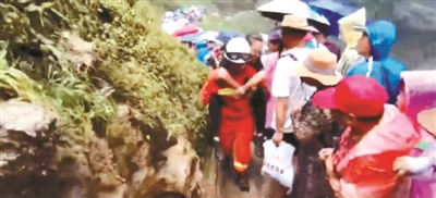 消防员背患病游客下山急救 15分钟两度累瘫