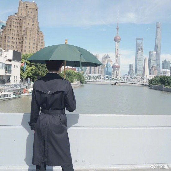 明星反季節工作現場真實辛酸!孫儷伏天穿厚風衣拍外景,惹鄧超要寫英文詩