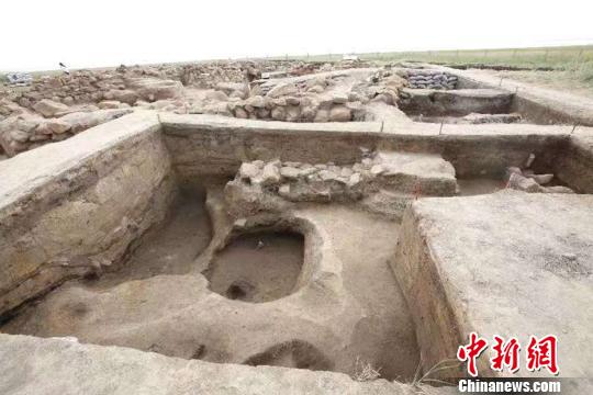新疆考古学者在东天山发掘距今3000年前大型聚落遗址