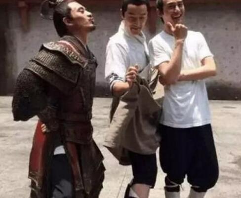 明星反季節工作現場真實辛酸!孫儷伏天穿厚風衣拍外景,惹鄧超要寫英文詩