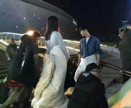 明星反季節工作現場真實辛酸!孫儷伏天穿厚風衣拍外景,惹鄧超要寫英文詩