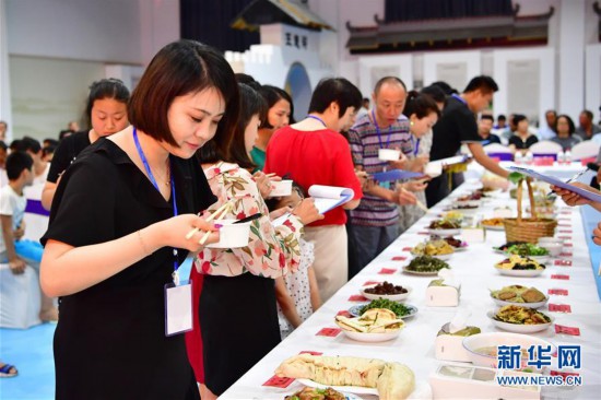 (社会)(7)河南鹤壁:农民办起美食“争霸赛”