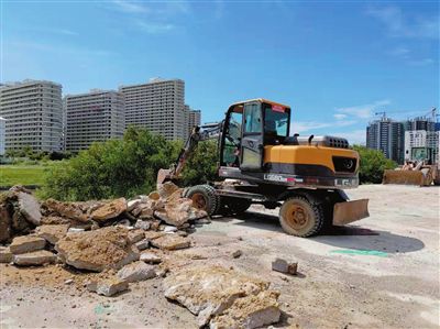 对侵占河道的建筑材料临时堆放点进行拆除并复绿