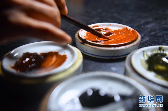 （图片故事）（2）陶瓷艺人毛光辉：丹青妙手绘匠心