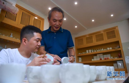 （图片故事）（3）陶瓷艺人毛光辉：丹青妙手绘匠心