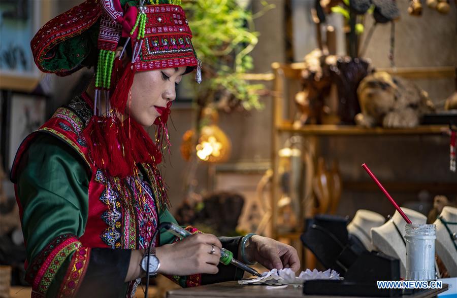 CHINA-YUNNAN-SHIPING-FEATHER ART (CN)