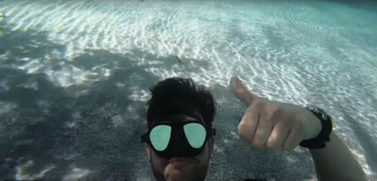 美男子潜水拍摄视频无惧鳄鱼与其同游