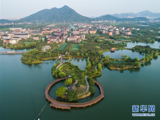 (美丽中国)(1)水上景观栈道扮靓江南水乡古镇