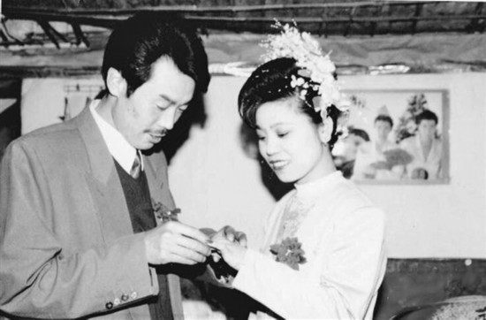 1990年,在陕西省铜川市,新郎正在给新娘戴新婚戒指.