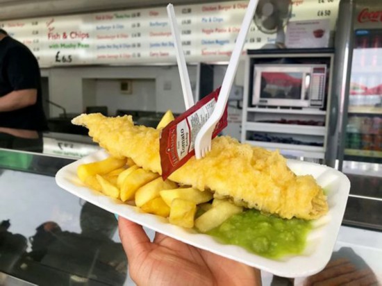 英国布莱顿海滩6只海鸥追逐游客抢夺其手中美食