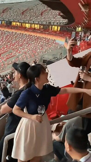 谢娜现身张杰演唱会捧场甜蜜牵手羡煞旁人