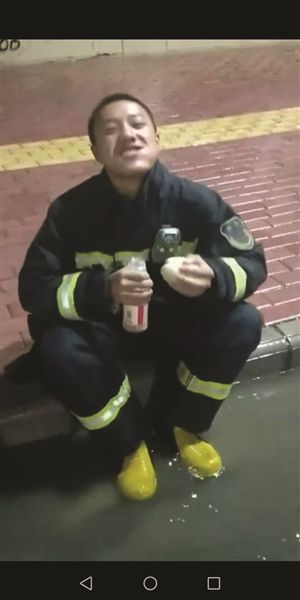 00后消防员一口气吃12个包子 "包子哥"火了