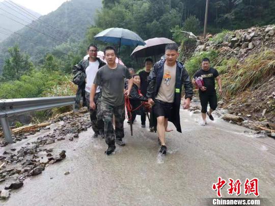 浙江台州抗台救灾侧记：一辆车一双脚一群人