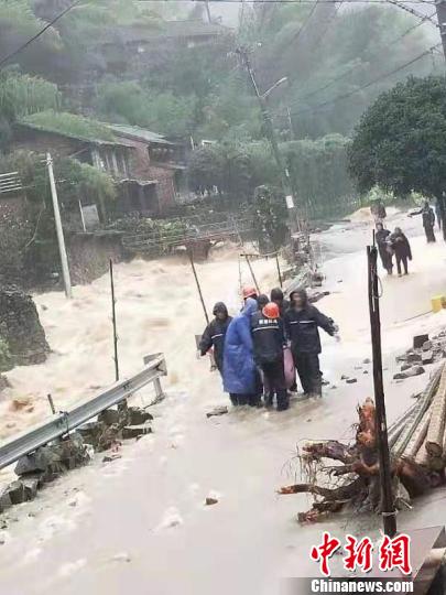 浙江台州抗台救灾侧记：一辆车一双脚一群人