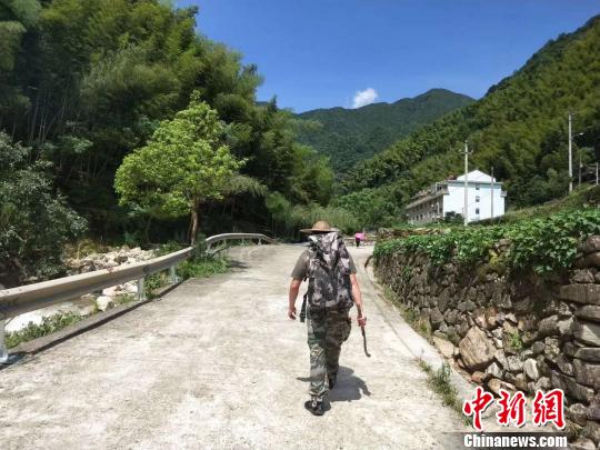 浙江台州抗台救灾侧记：一辆车一双脚一群人