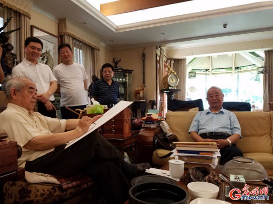 艺术与医学在巅峰握手 书画大师范曾为郭应禄院士画像