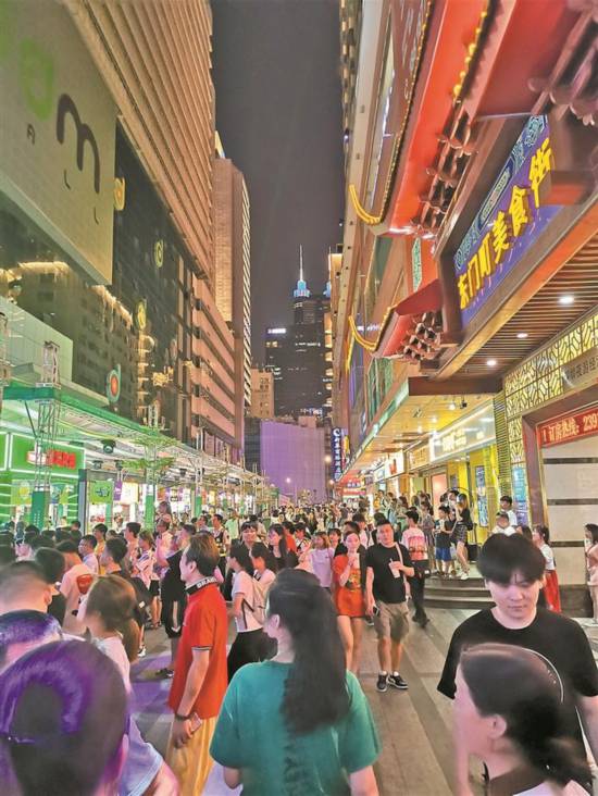夜间的东门町美食街活动丰富,街上人头涌动.