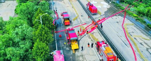 □记者 李剑桥 通讯员 董乃德 报道 受超强降雨影响,邹平市多处道路被淹。连日来,共有11个消防救援支队增援邹平。图为消防救援支队正在进行远程排水作业。