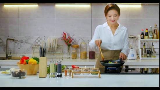 孙茜下厨烹饪提倡健康生活号召全民“减盐”