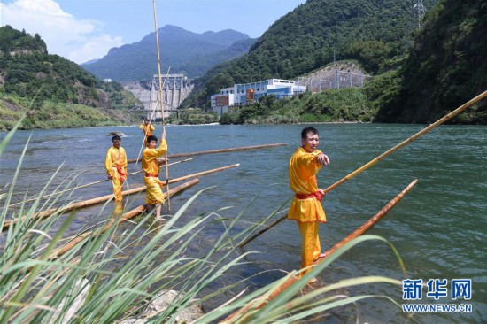 （社会）（4）福建宁德：“独木冲浪”秀绝技