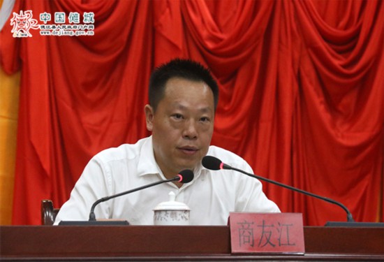 县委书记商友江出席并讲话,县委副书记,县长秦智坤主持会议,市级驻德