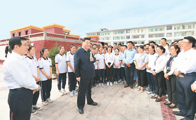 图为20日下午,习近平在张掖市山丹培黎学校同师生亲切交流.