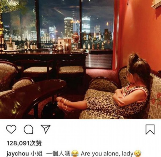 周杰伦晒女儿近照，穿豹纹叉腰生气状气场强，亮点在评论