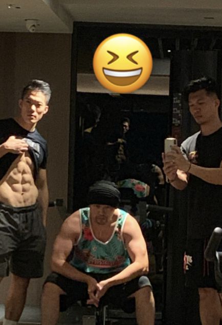 周杰伦晒健身照大秀肌肉网友:要出新专辑了吧?
