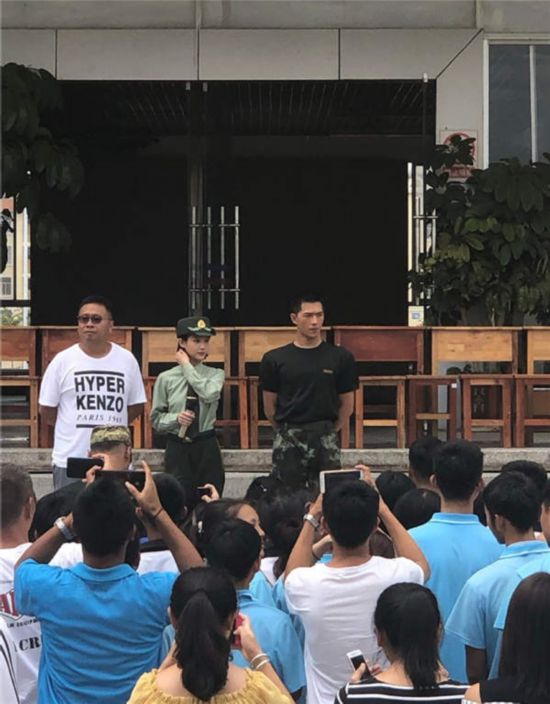 杨洋新剧路透照曝光 身穿作训服留著寸头