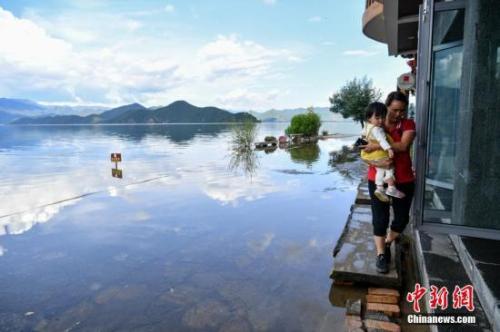  水面と空が一体となった景観を楽しめる雲南省瀘沽湖（撮影・任東）。