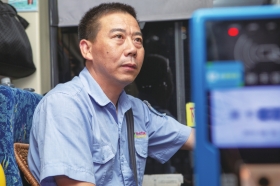 湖南一末班车为爱永久“晚点”4分钟