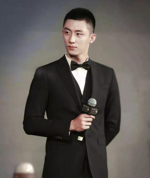 学生怎么在网上赚钱:王源寸头现身机场娱乐圈男明星寸头颜值大考验