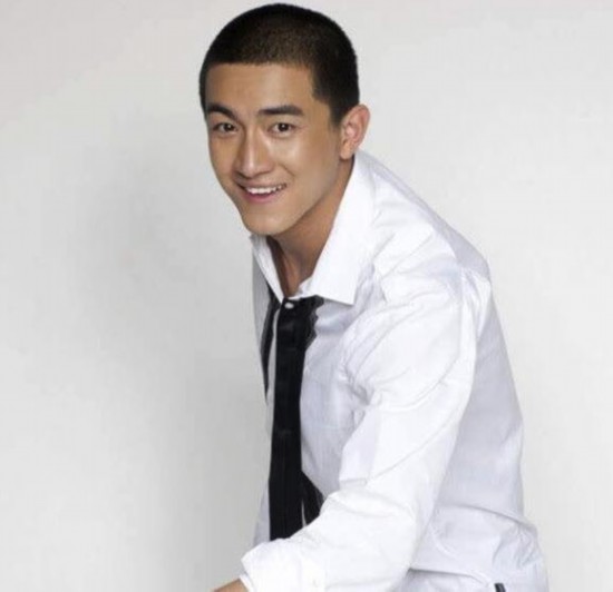 学生怎么在网上赚钱:王源寸头现身机场娱乐圈男明星寸头颜值大考验